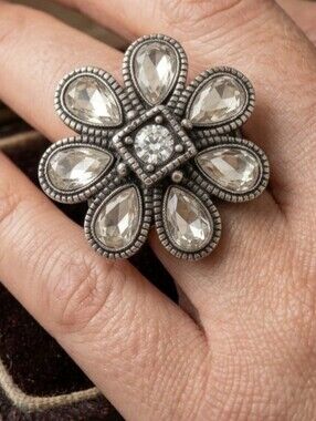 VINTAGE CLEAR BEAD FLOWER RING WITH ELASTIC RINGBAND